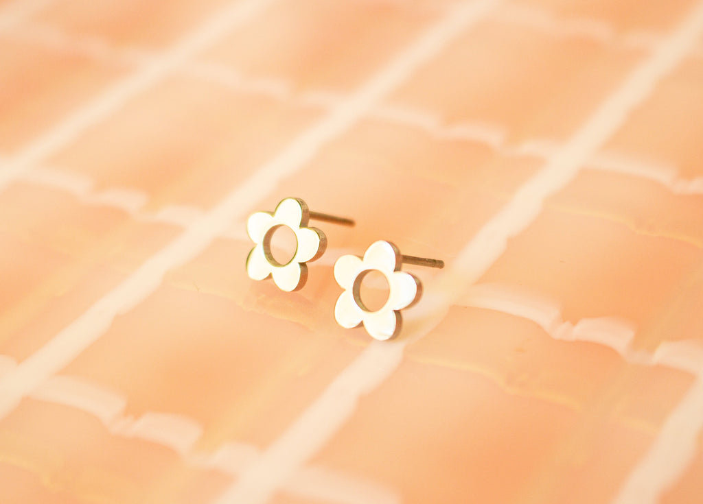 Tiny Daisy Stud Earrring